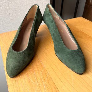 Never worn 9 West Emerald Green Short Pumps